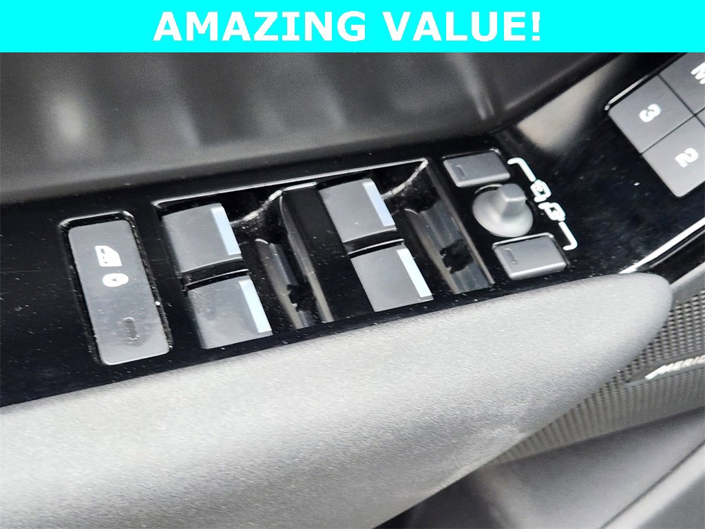 Used 2025 Land Rover Range Rover Velar Dynamic SE image 11