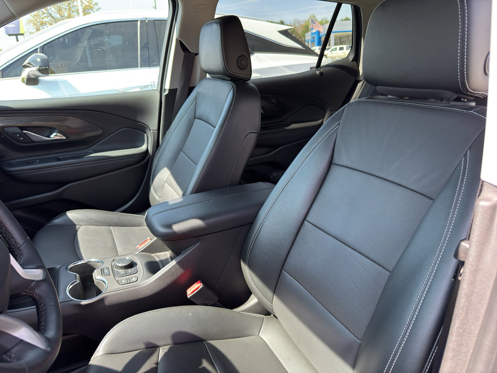 Used 2024 GMC Terrain SLT w/ Tech Package image 9