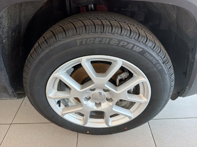 Used 2019 Jeep Renegade Latitude FWD image 14