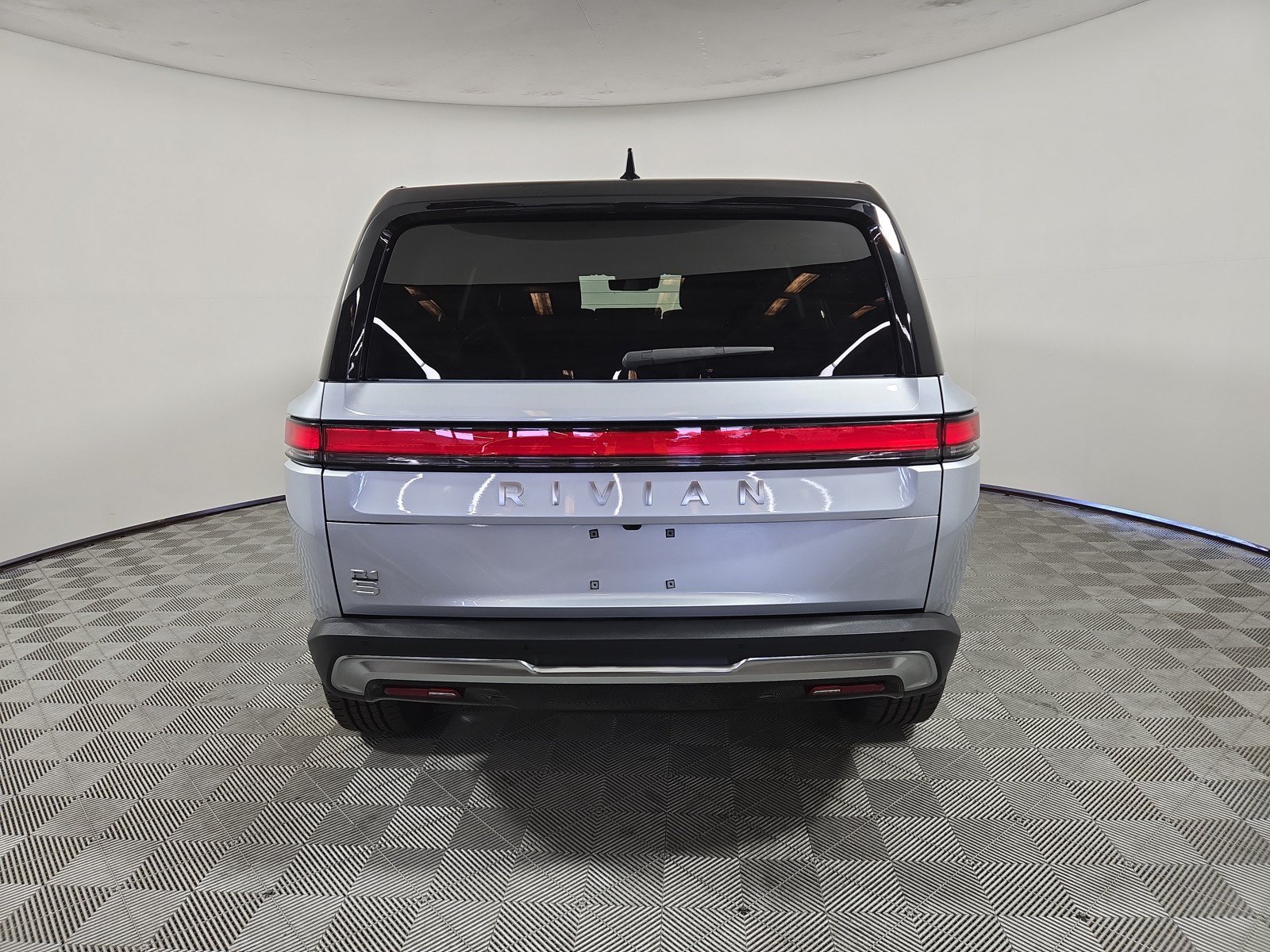 Used 2025 Rivian R1S Adventure AWD/4WD image 4