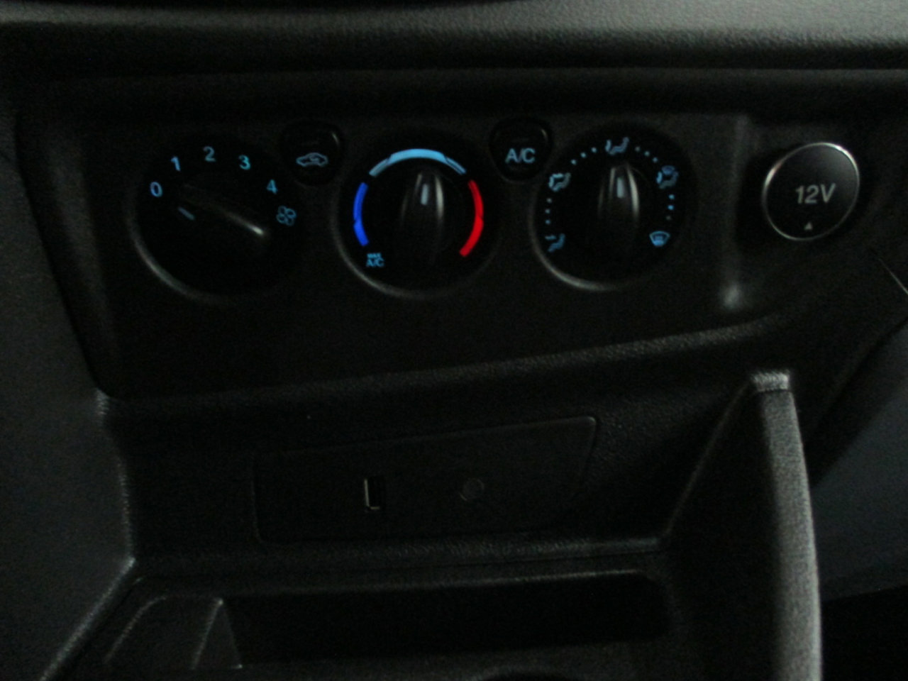 Used 2018 Ford Transit 150 XLT image 21