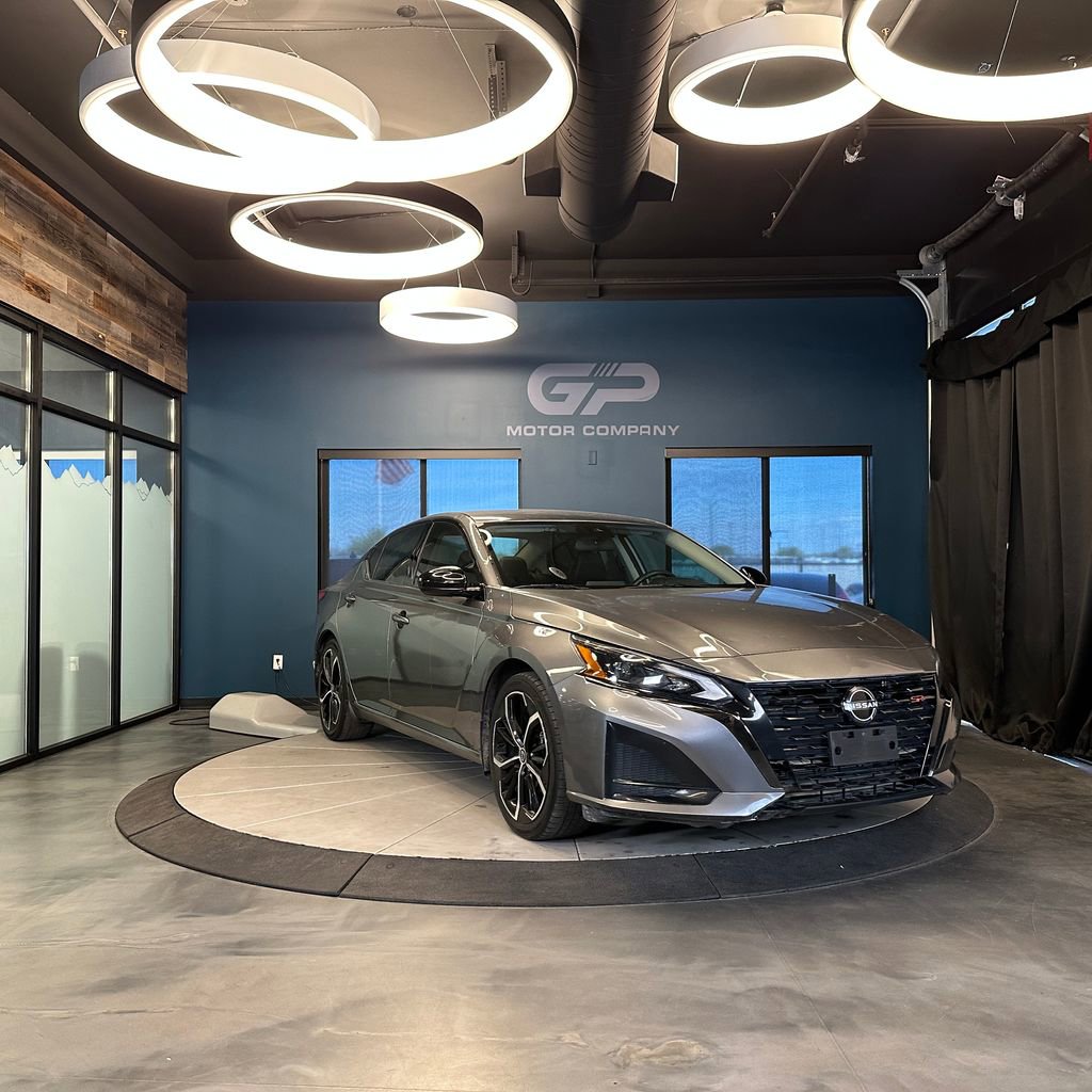 Used 2023 Nissan Altima 2.5 SR FWD image 1