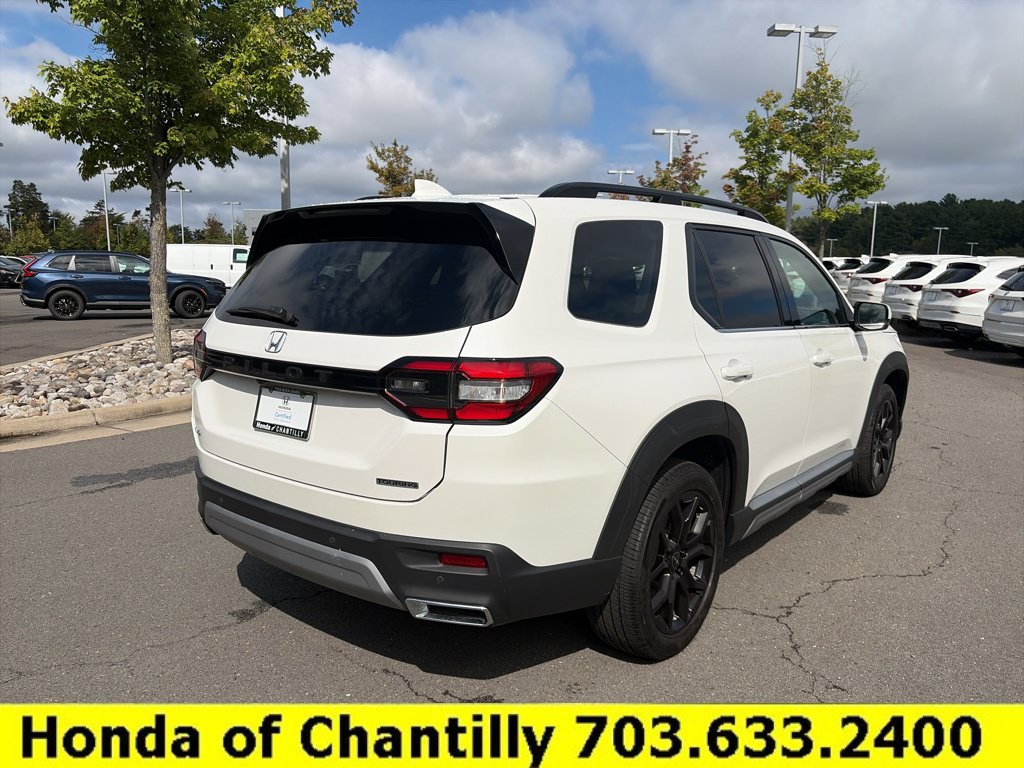 Used 2025 Honda Pilot Touring image 7