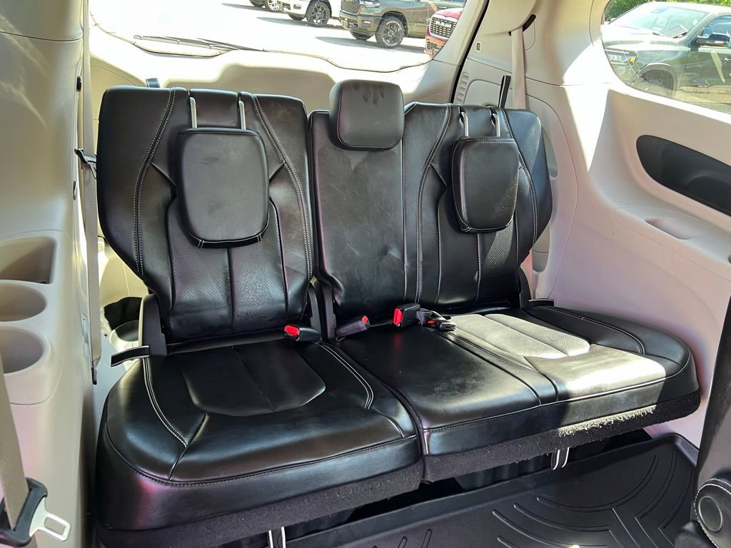 Used 2023 Chrysler Pacifica Touring-L FWD image 14