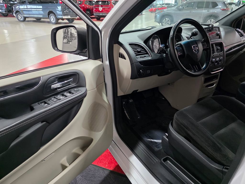 Used 2016 Dodge Grand Caravan SE FWD image 11