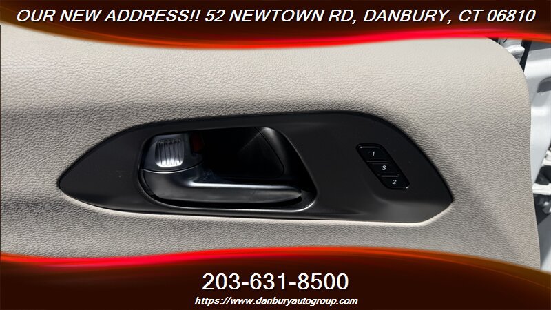 Used 2022 Chrysler Pacifica Touring-L FWD image 12