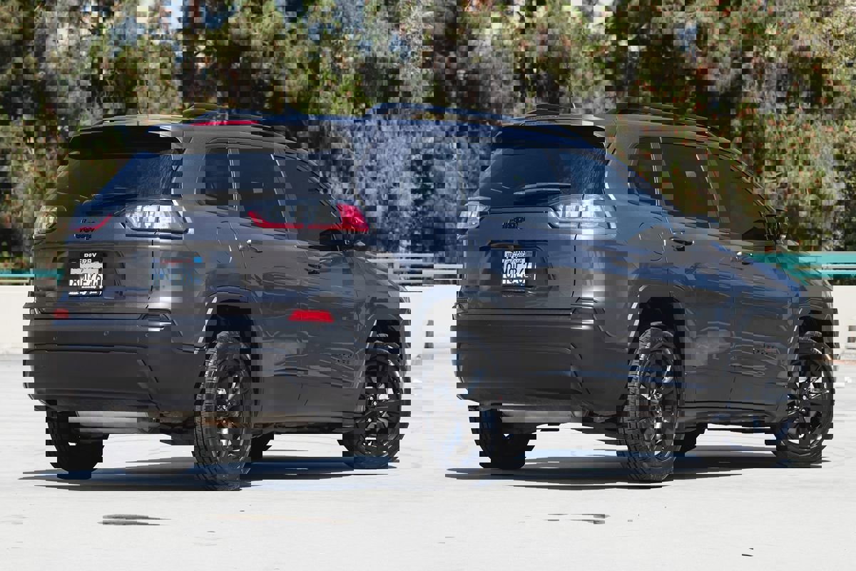 Used 2019 Jeep Cherokee Latitude Plus image 2