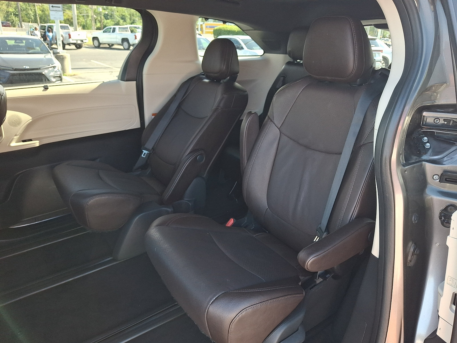 Used 2024 Toyota Sienna Platinum AWD/4WD image 11