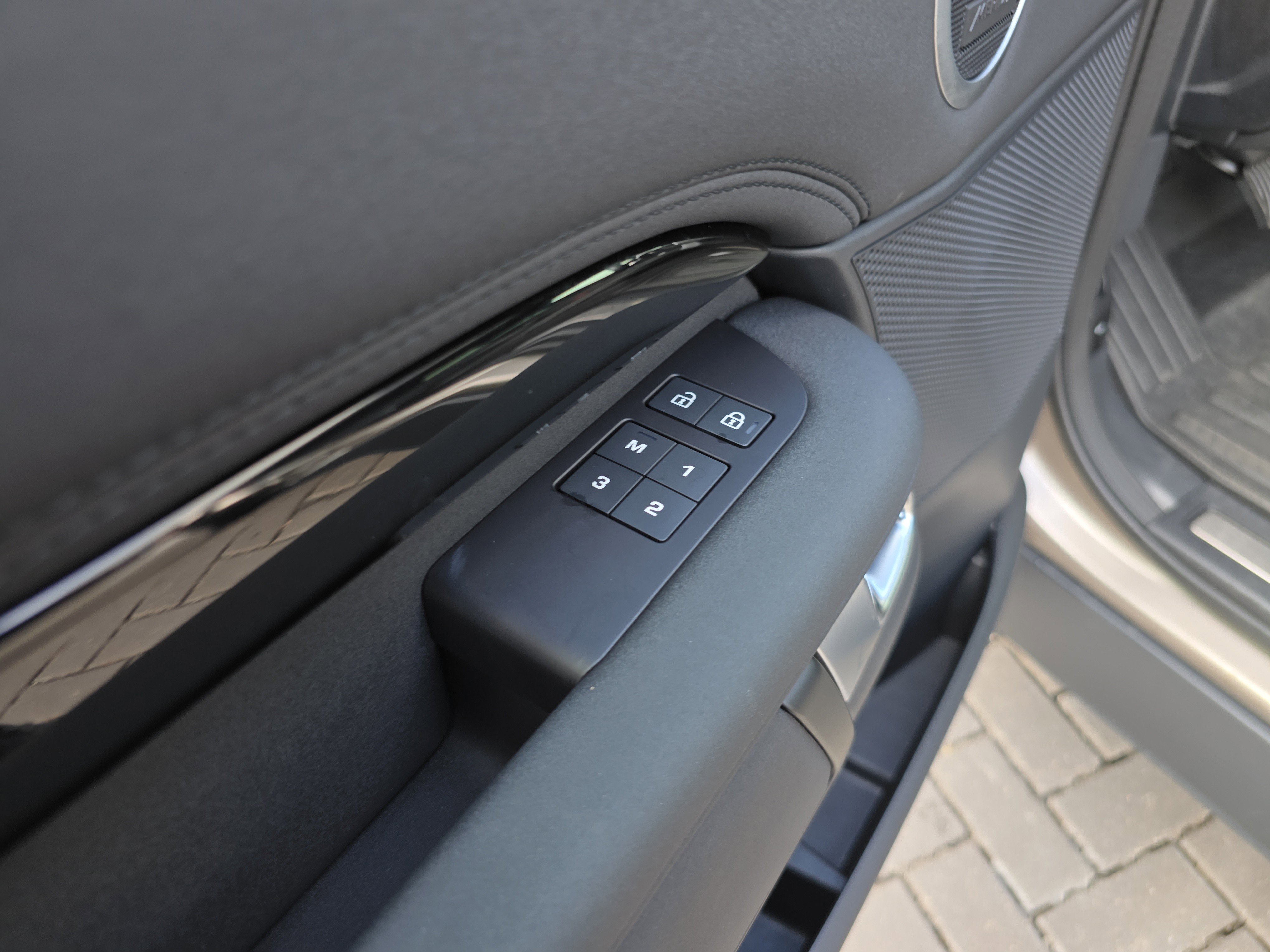 Certified 2025 Land Rover Discovery S image 22