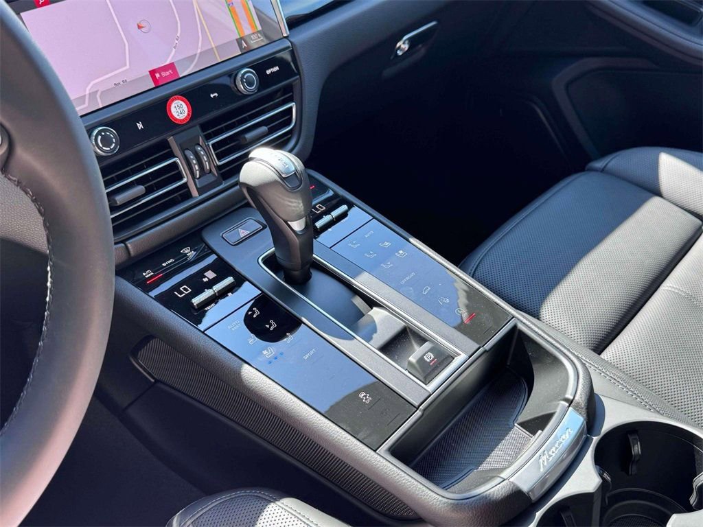 Certified 2025 Porsche Macan AWD/4WD image 23
