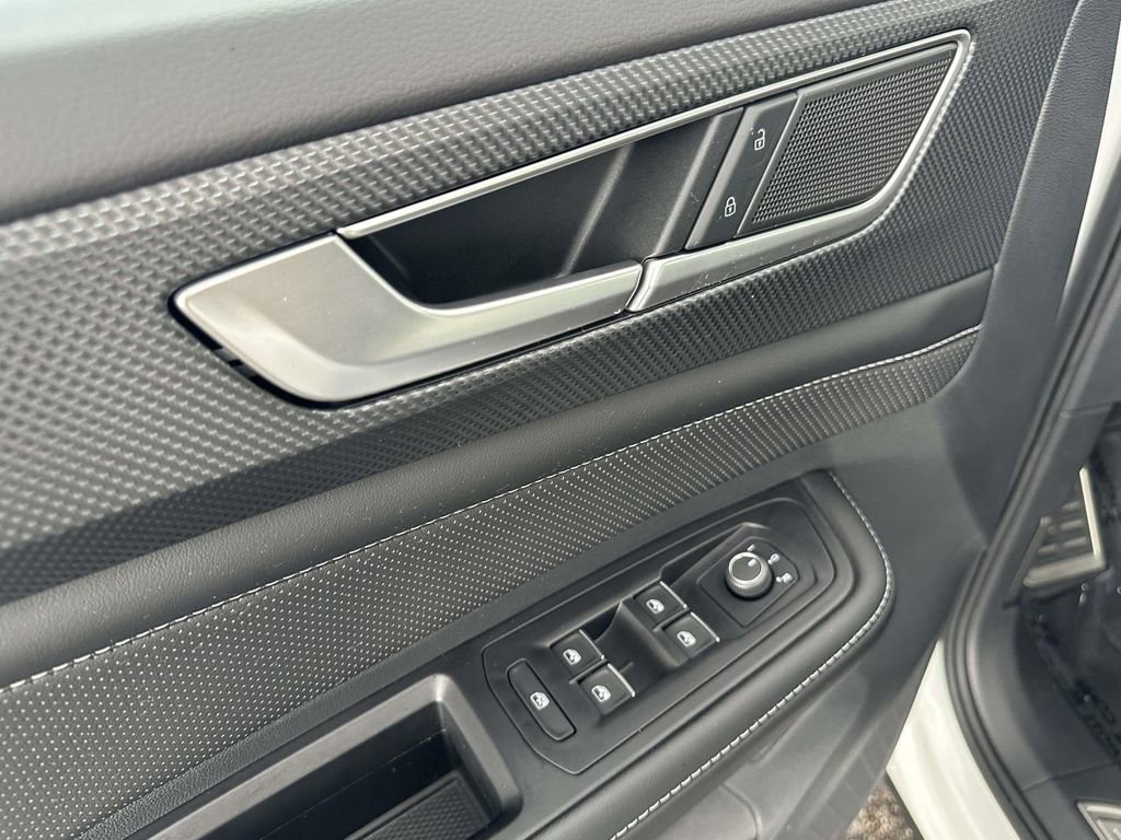 Certified 2025 Volkswagen Atlas Cross Sport SEL R-Line image 20