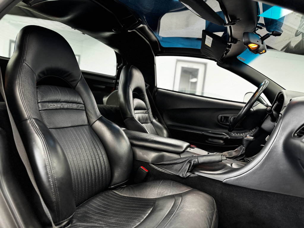 Used 2001 Chevrolet Corvette Coupe w/ Preferred Equipment Group1 image 27