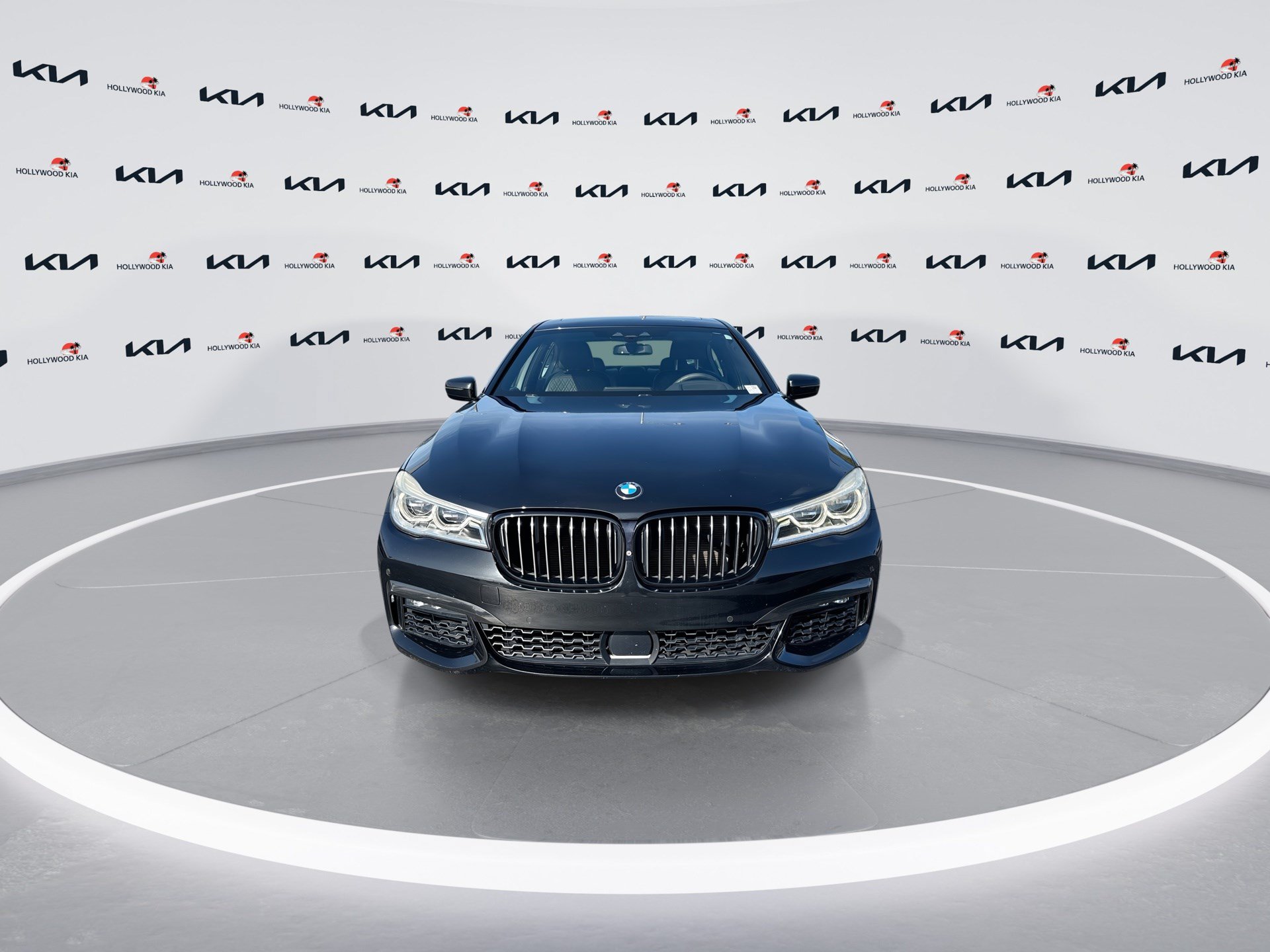 Used 2019 BMW 750i w/ M Sport Package RWD image 3