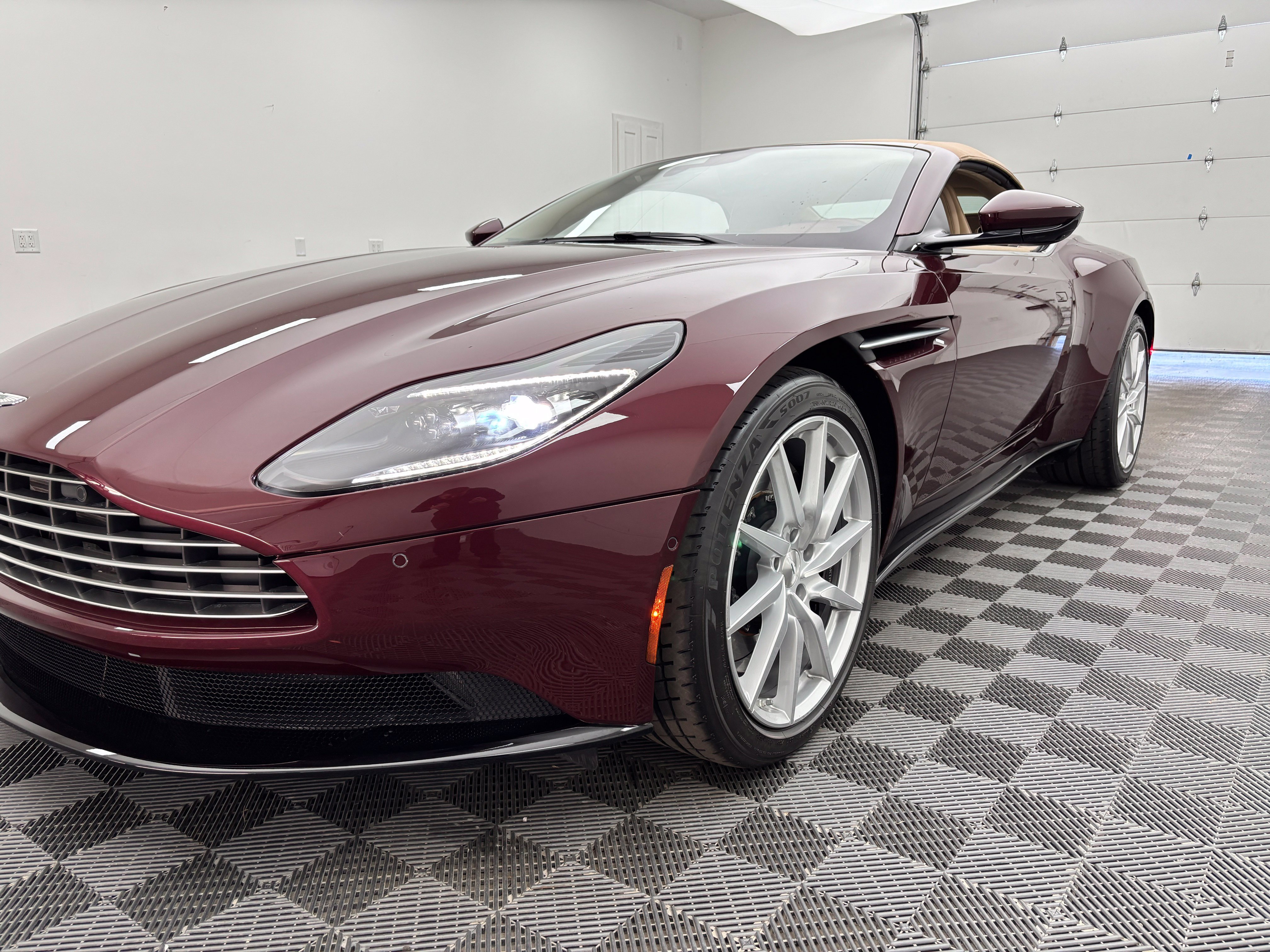 Used 2019 Aston Martin DB11 Volante RWD image 17