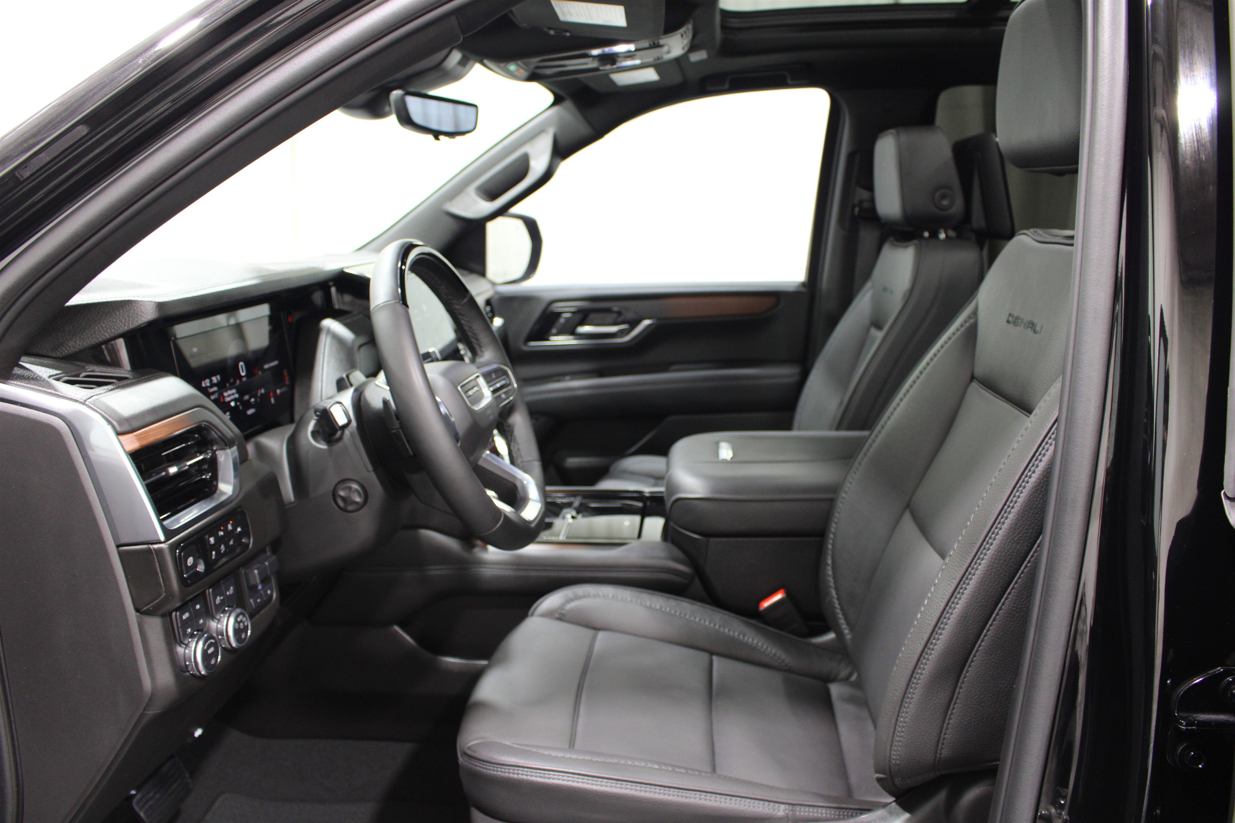 Used 2025 GMC Yukon Denali w/ Denali Reserve Package image 3