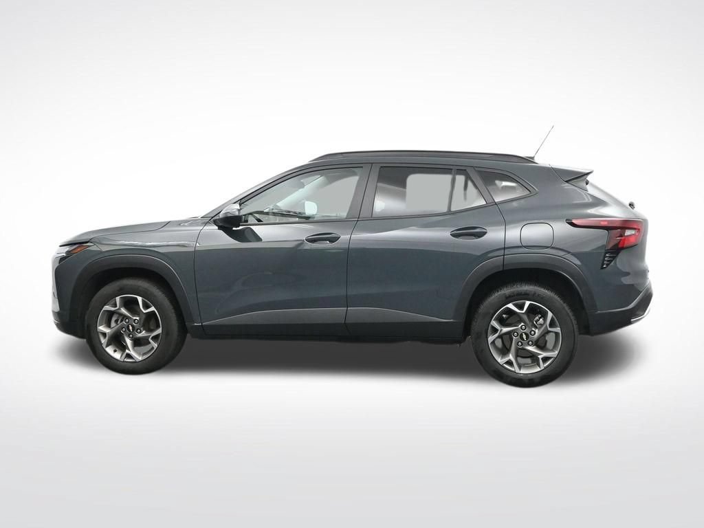 Used 2025 Chevrolet Trax LT FWD image 9
