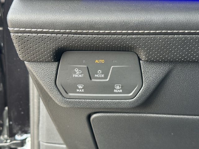 Used 2024 Volkswagen Atlas Cross Sport SEL R-Line AWD/4WD image 21