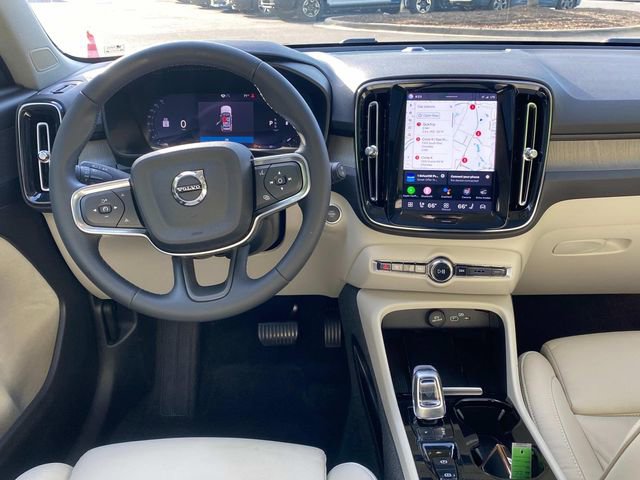Used 2023 Volvo XC40 B5 Plus image 8