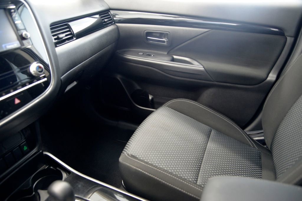 Used 2020 Mitsubishi Outlander SE image 25