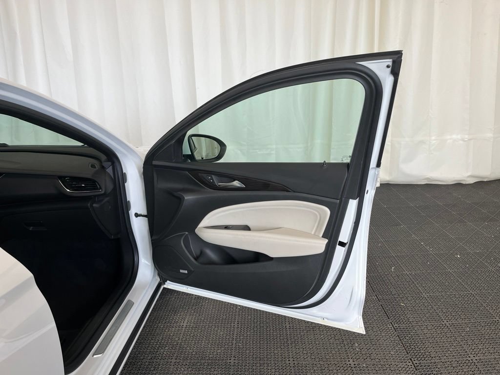 Used 2019 Buick Regal Avenir w/ Driver Confidence Package II FWD image 19