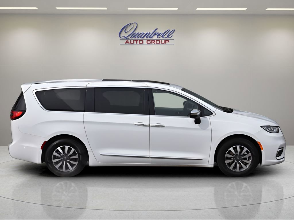 Used 2023 Chrysler Pacifica Limited w/ Uconnect Theater Family Group image 3