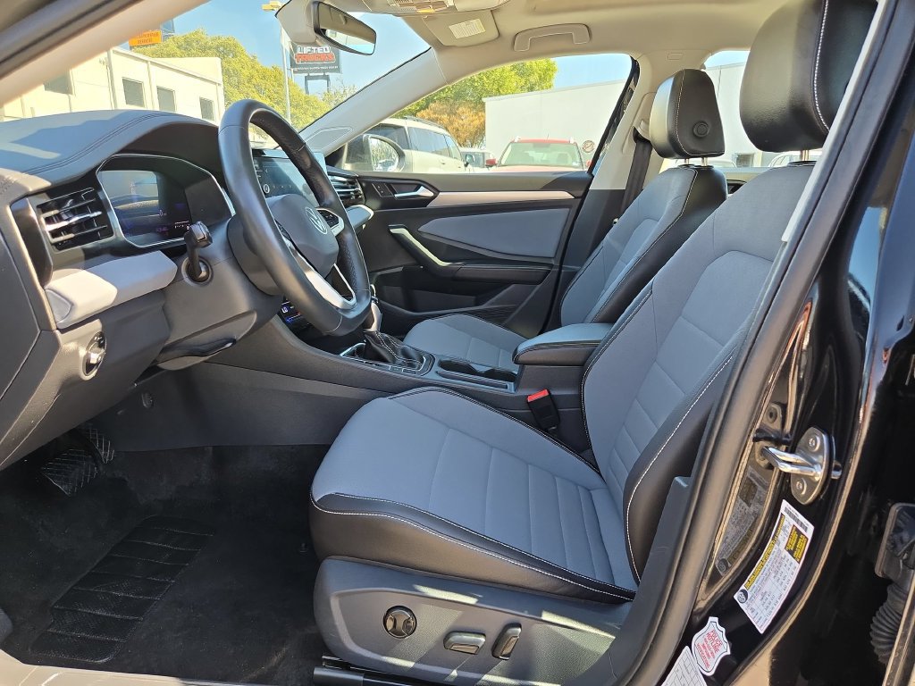 Used 2026 Volkswagen Jetta SE FWD image 25
