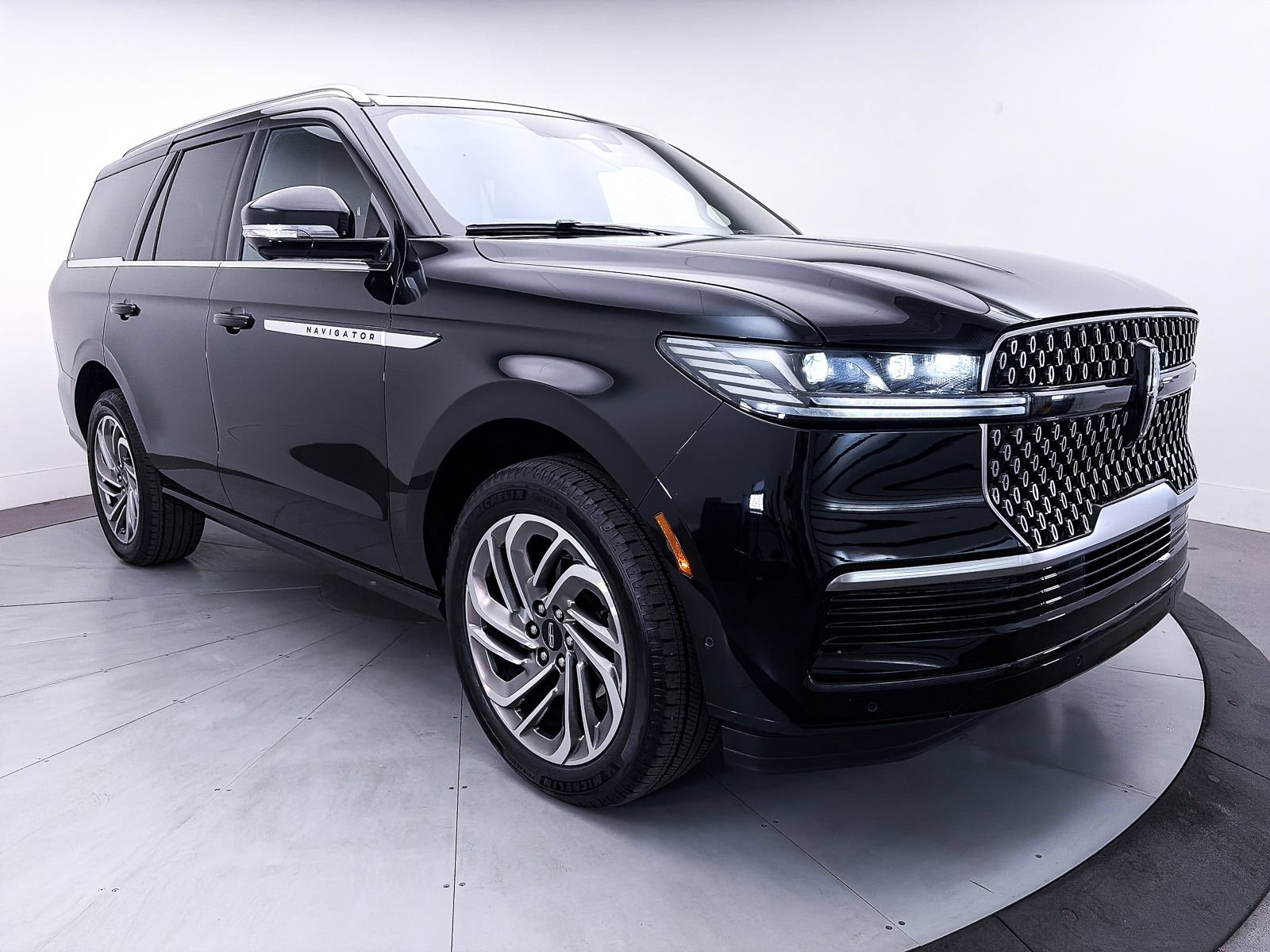 Used 2025 Lincoln Navigator Reserve AWD/4WD image 13