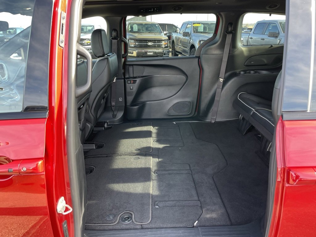 Used 2025 Chrysler Pacifica Limited image 54