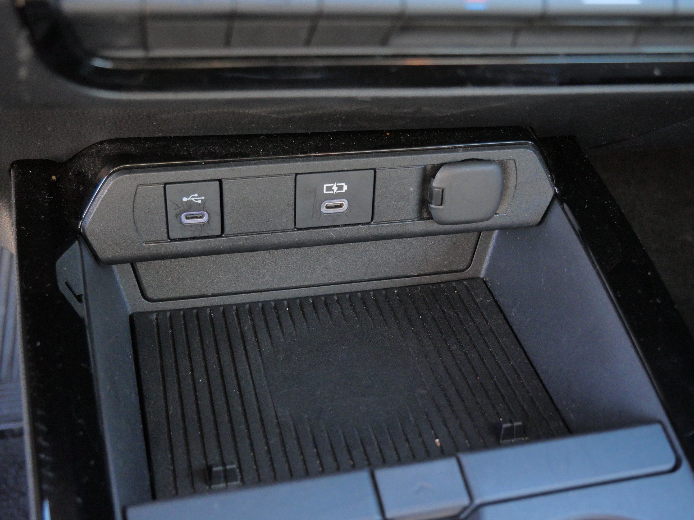 Certified 2025 Toyota Prius LE FWD image 31