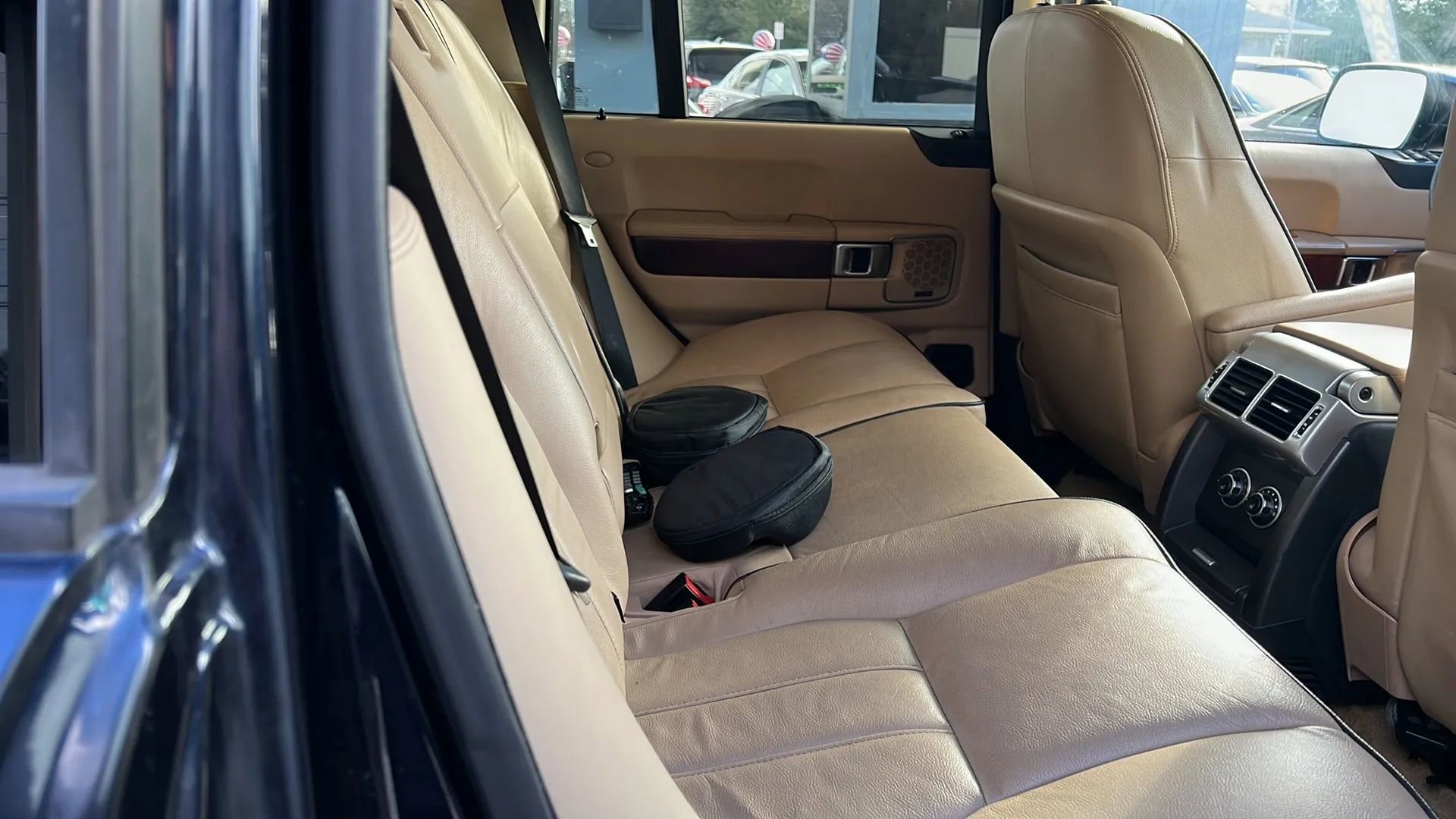 Used 2010 Land Rover Range Rover HSE image 28