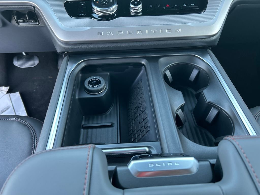 New 2025 Ford Expedition Active image 17