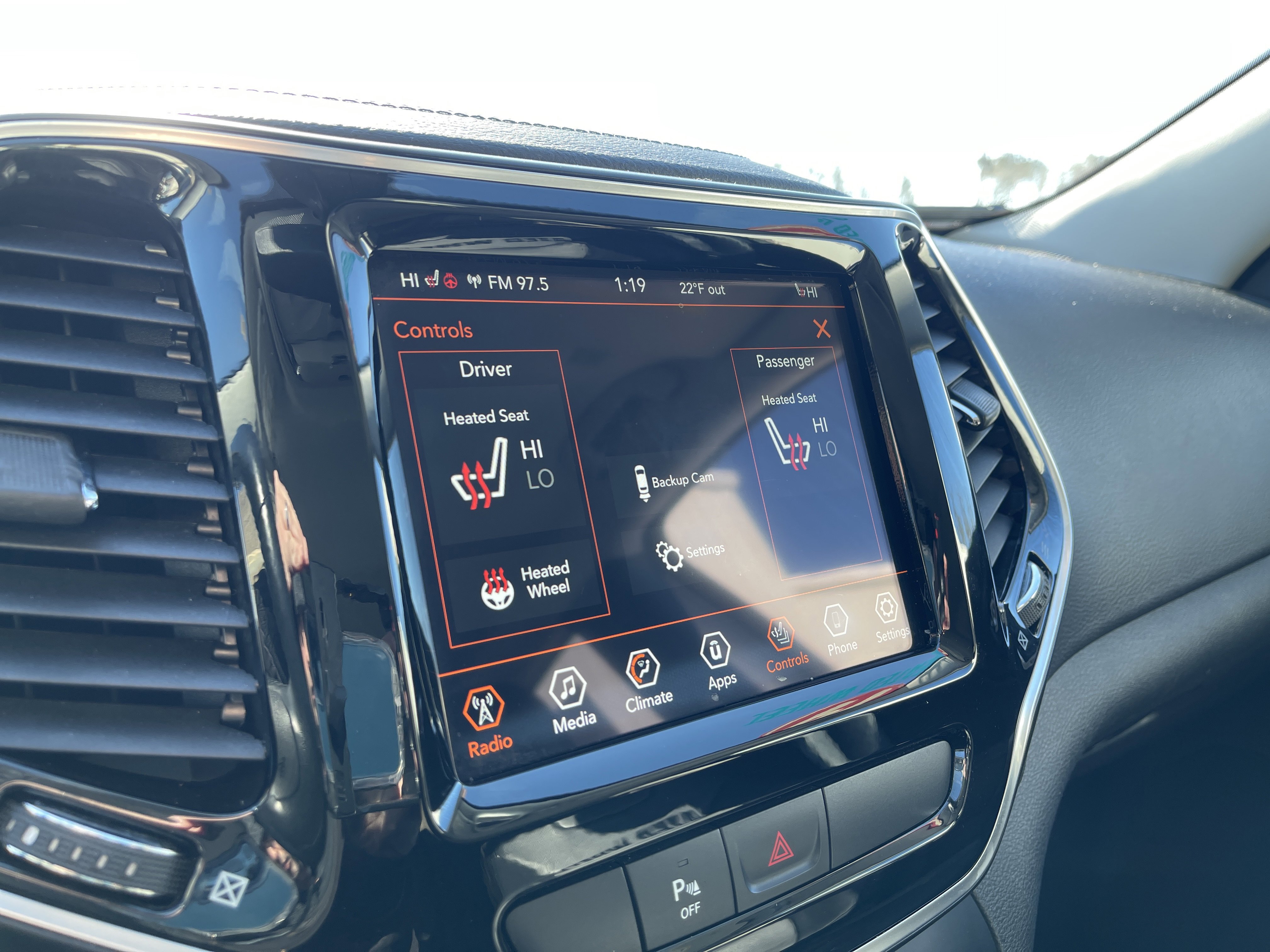 Used 2019 Jeep Cherokee Limited image 18