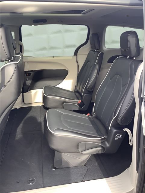 Certified 2024 Chrysler Pacifica Limited image 19