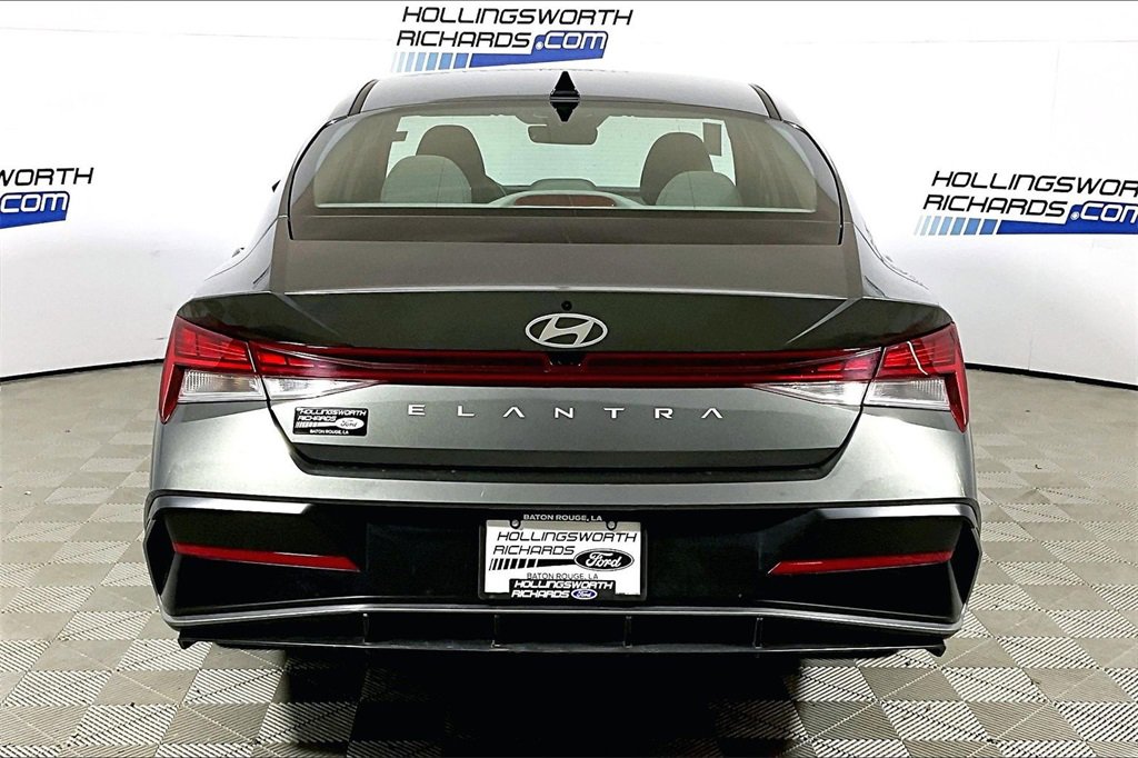 Used 2025 Hyundai Elantra SEL image 4