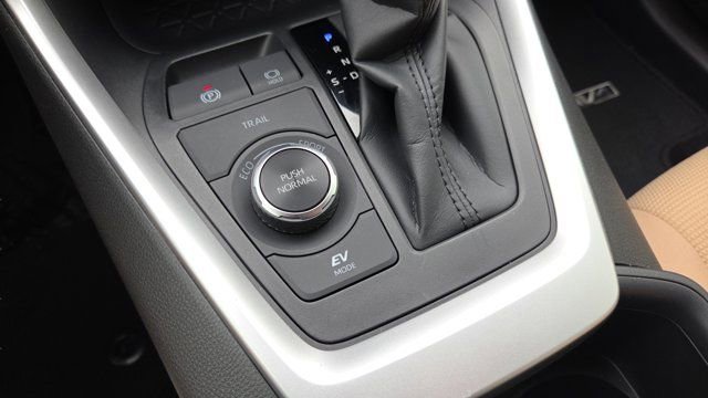 Certified 2025 Toyota RAV4 LE image 28