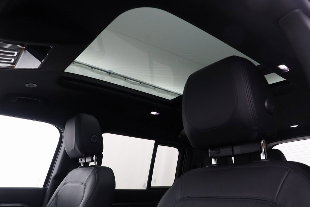 New 2024 Land Rover Defender 110 SE image 9