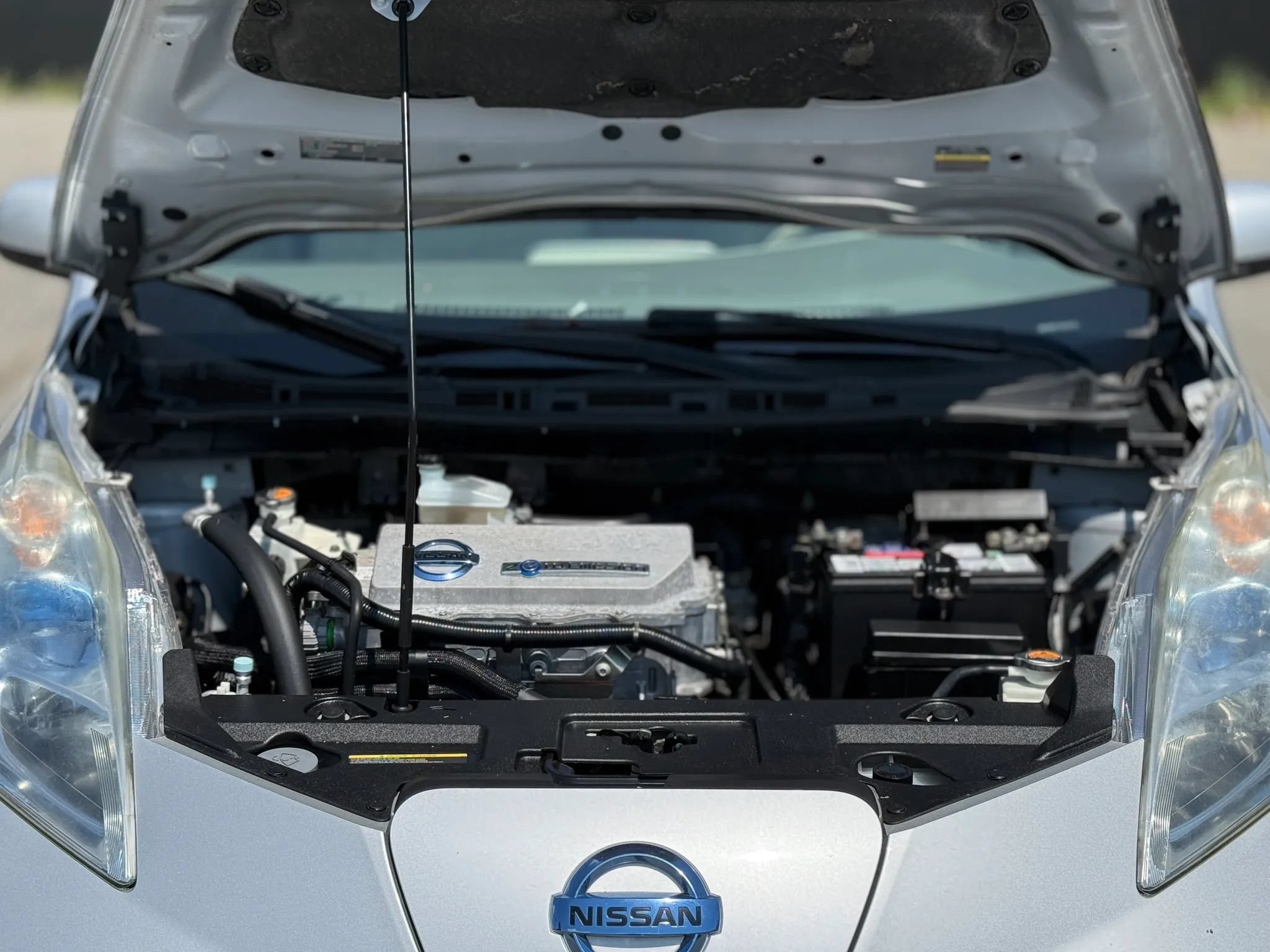 Used 2012 Nissan Leaf SL w/ Recycling/Organizational Pkg FWD image 29