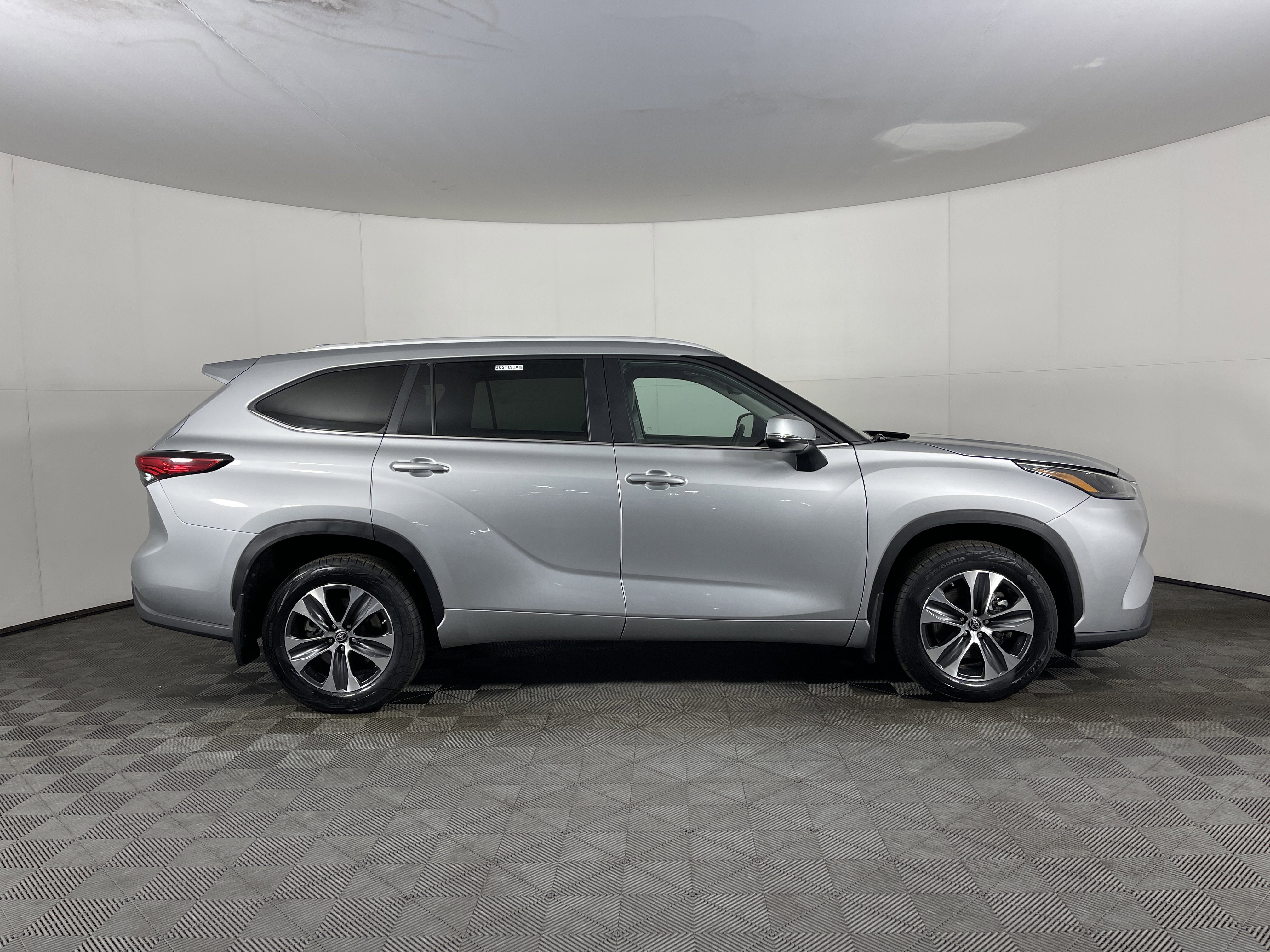 Used 2023 Toyota Highlander XLE image 5