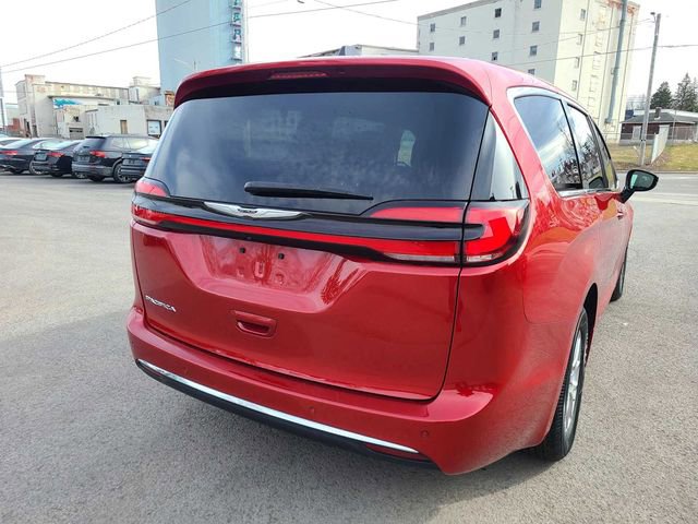 Used 2025 Chrysler Pacifica Select image 8
