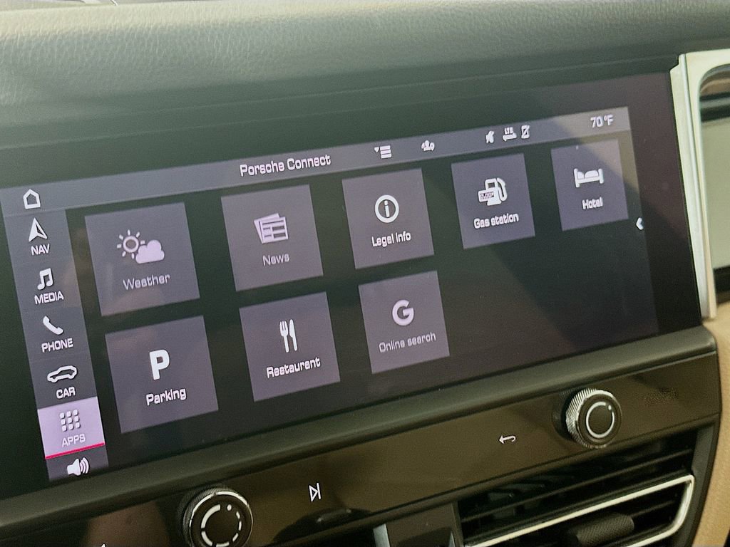 Certified 2022 Porsche Macan image 15