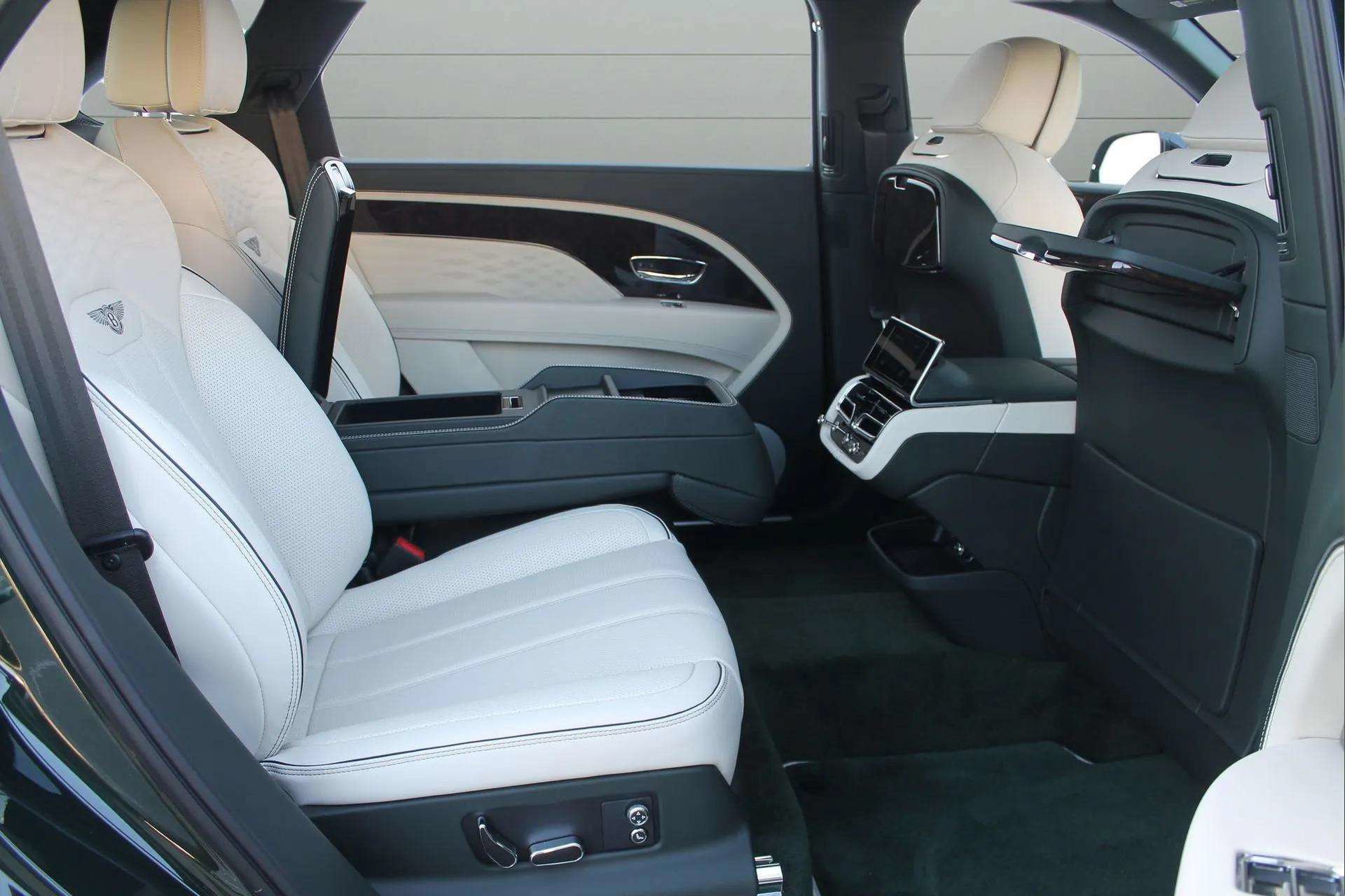 Certified 2024 Bentley Bentayga Extended Wheelbase AWD/4WD image 44