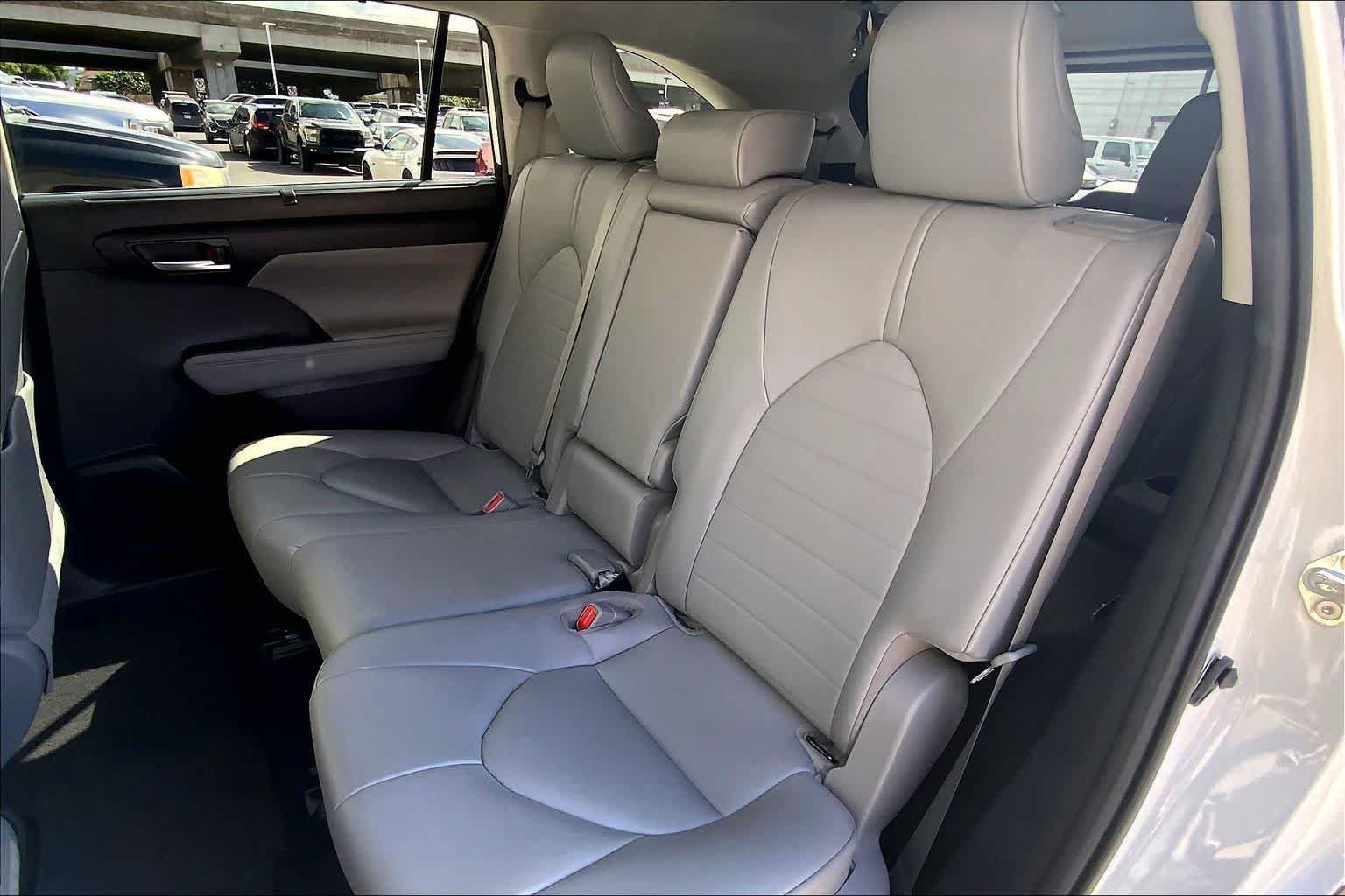 Used 2021 Toyota Highlander XLE FWD image 29