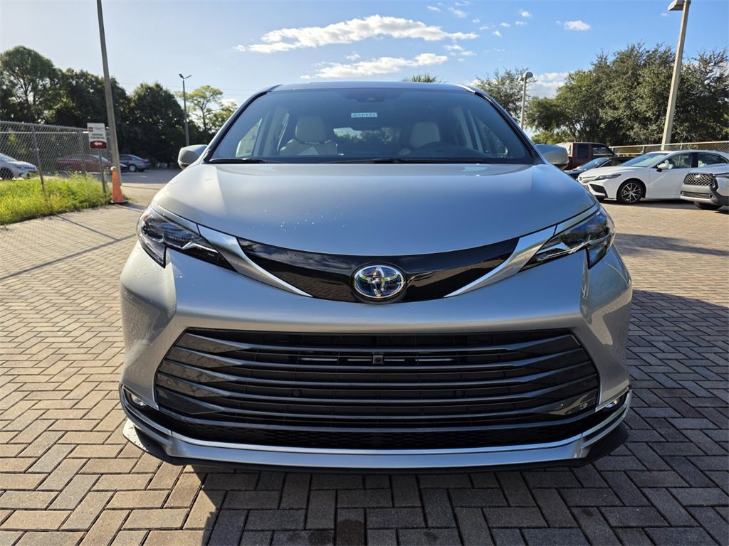 New 2025 Toyota Sienna Platinum image 2