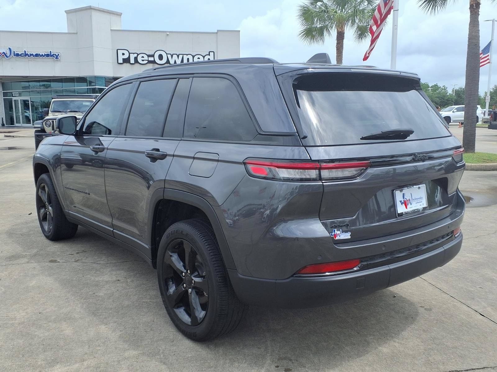Used 2025 Jeep Grand Cherokee Altitude AWD/4WD image 8