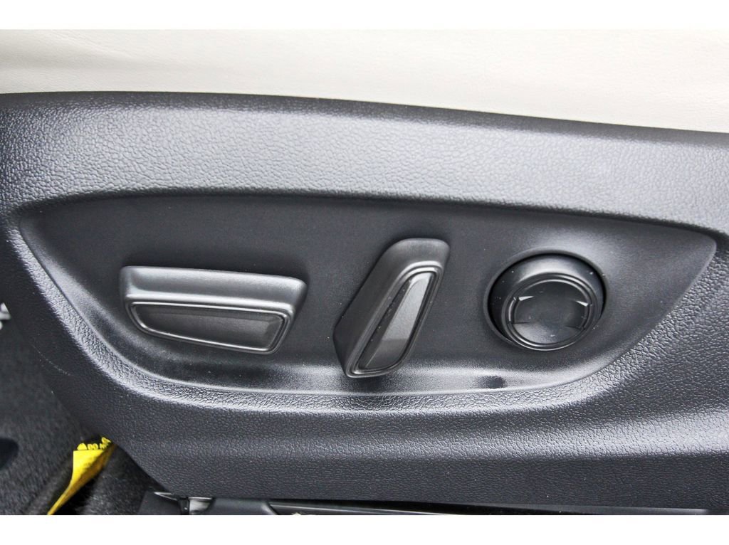 Used 2023 Toyota Crown Limited image 33