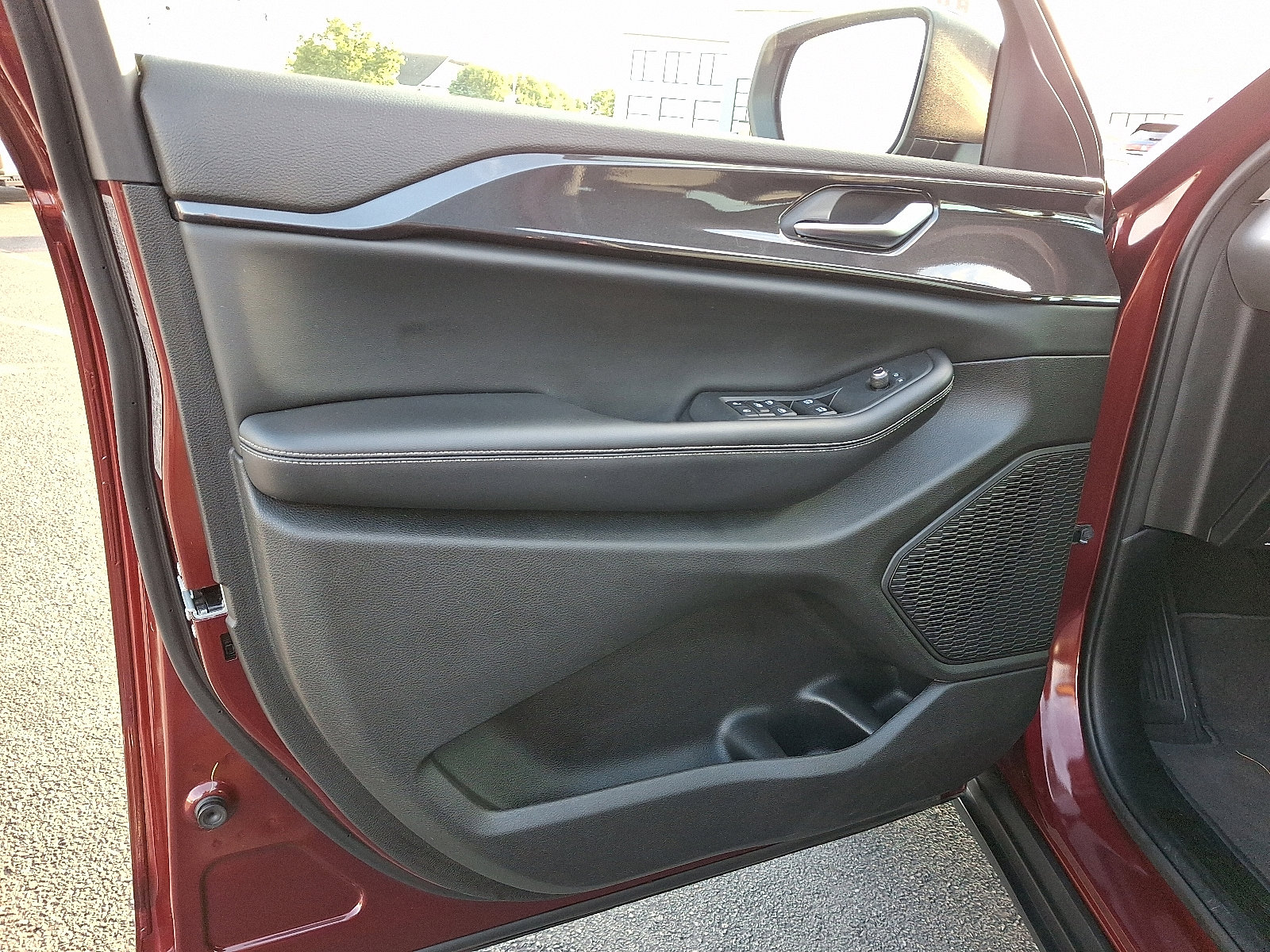 Used 2023 Jeep Grand Cherokee Laredo image 12