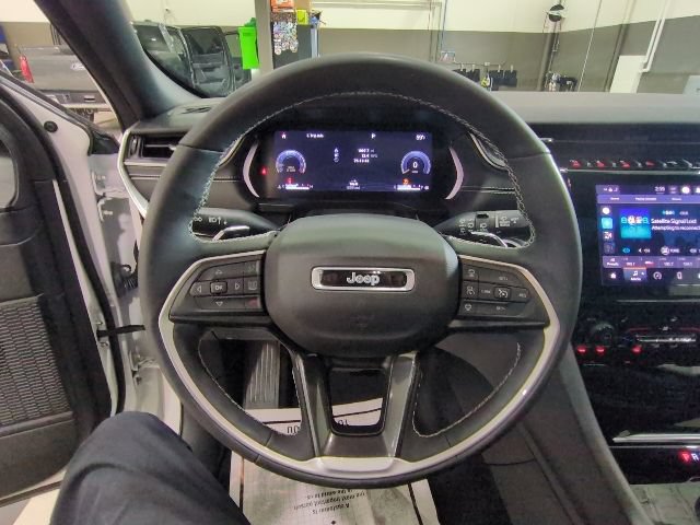 Used 2023 Jeep Grand Cherokee Altitude AWD/4WD image 5