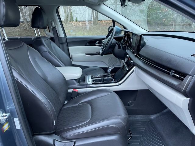Used 2024 Kia Carnival EX image 28