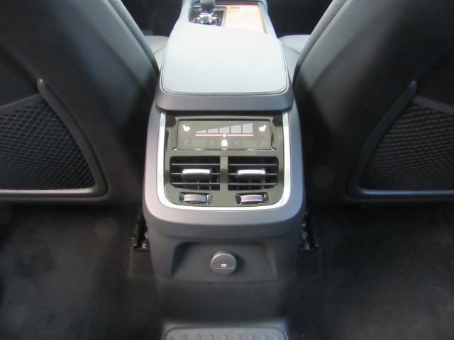 Used 2025 Volvo XC90 T8 Plus w/ Protection Package Premier image 31