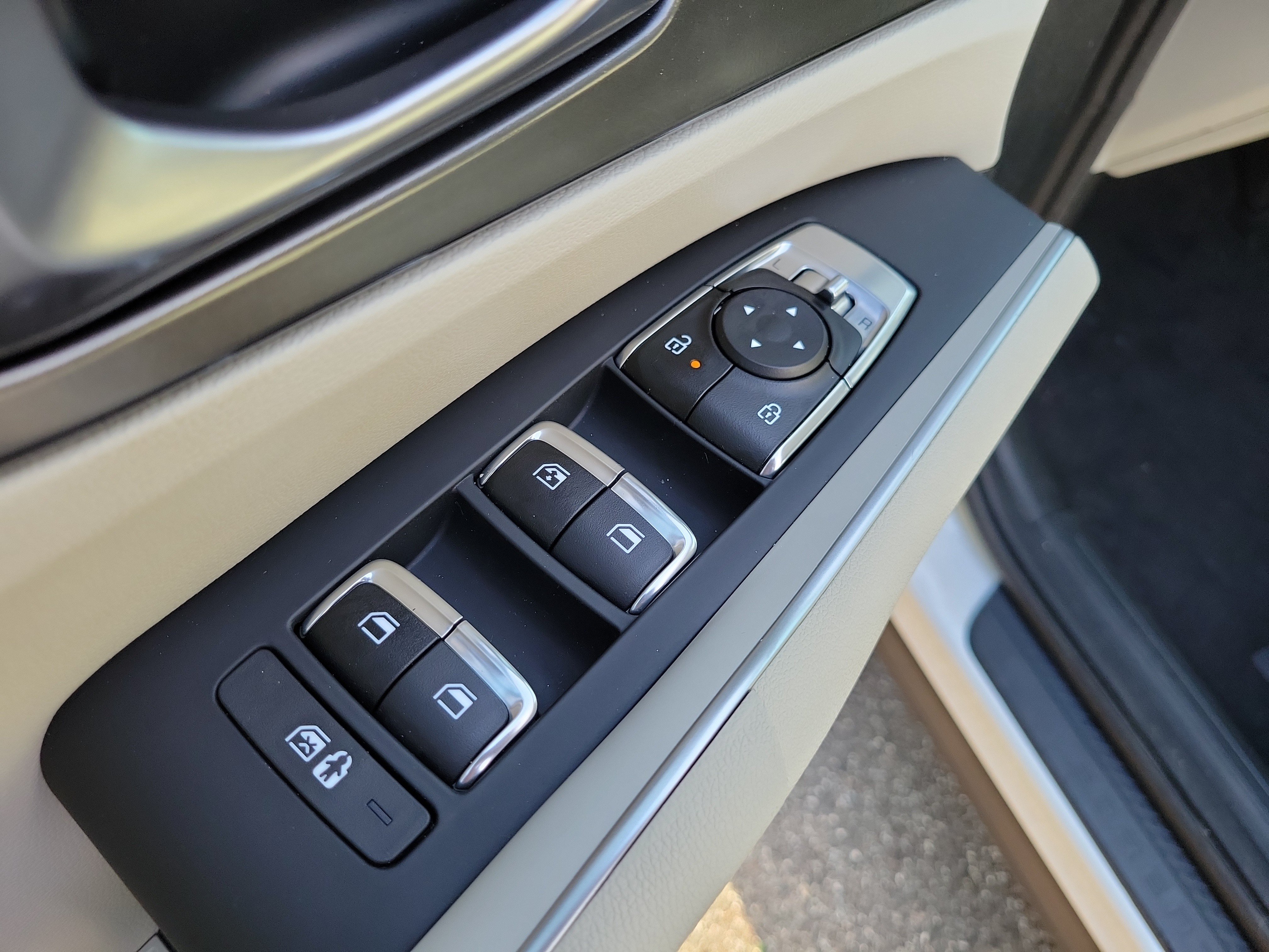 Certified 2025 Kia Sorento S FWD image 18